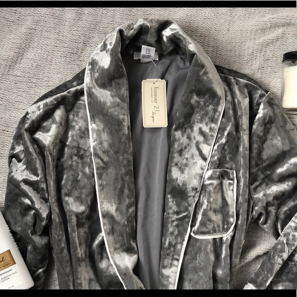 Size Small Grey Lounge Robe - Picture 2 of 4